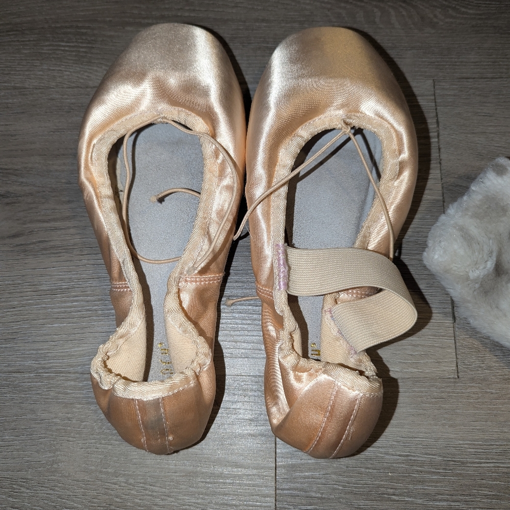 Pointe shoes/dance slippers